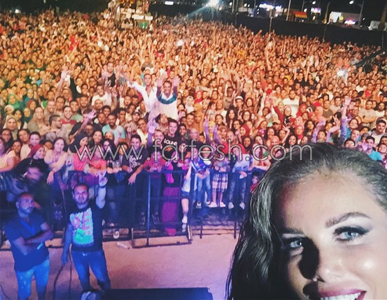 صور نيكول سابا تشعل حفل العيد وتلتقط صور سيلفي مع الجمهور  صورة رقم 2