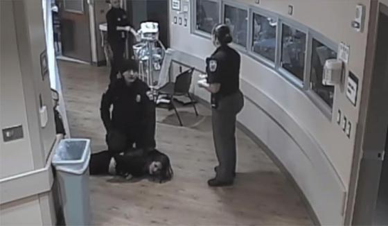 شرطي امريكي يعنف مراهقة ويكسر اسنانها.. شاهد ما فعله بها  صورة رقم 1