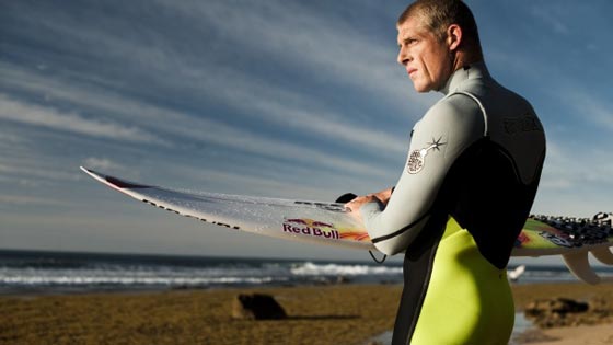 يالفيديو.. بطل العالم في ركوب الامواج يصارع قرشا بالبث المباشر صورة رقم 2