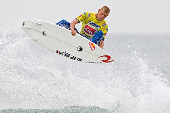 يالفيديو.. بطل العالم في ركوب الامواج يصارع قرشا بالبث المباشر صورة رقم 3