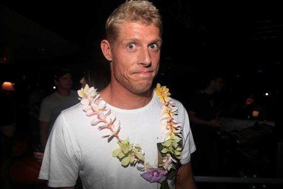 يالفيديو.. بطل العالم في ركوب الامواج يصارع قرشا بالبث المباشر صورة رقم 5