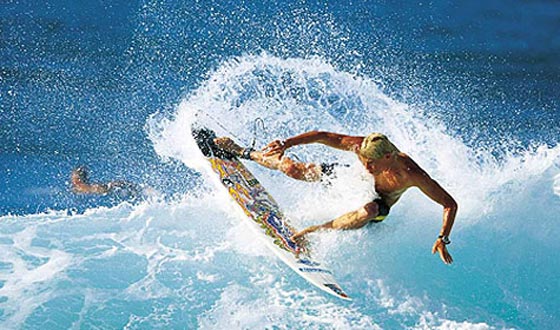 يالفيديو.. بطل العالم في ركوب الامواج يصارع قرشا بالبث المباشر صورة رقم 6