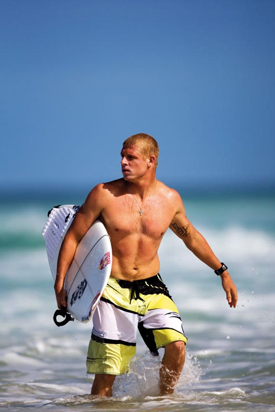 يالفيديو.. بطل العالم في ركوب الامواج يصارع قرشا بالبث المباشر صورة رقم 7