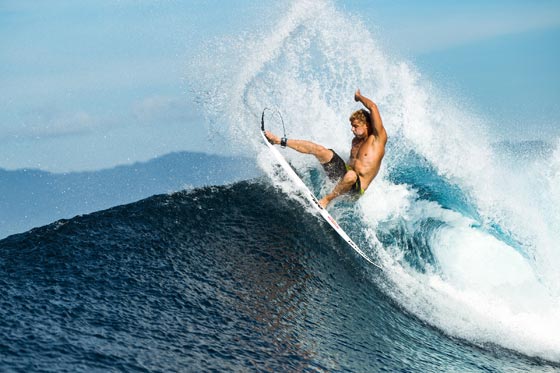 يالفيديو.. بطل العالم في ركوب الامواج يصارع قرشا بالبث المباشر صورة رقم 8