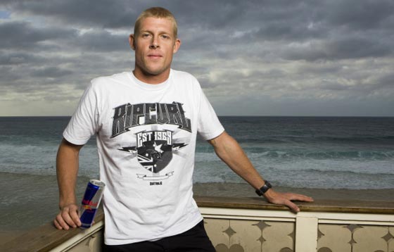 يالفيديو.. بطل العالم في ركوب الامواج يصارع قرشا بالبث المباشر صورة رقم 9