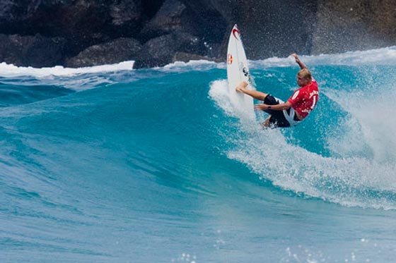 يالفيديو.. بطل العالم في ركوب الامواج يصارع قرشا بالبث المباشر صورة رقم 10