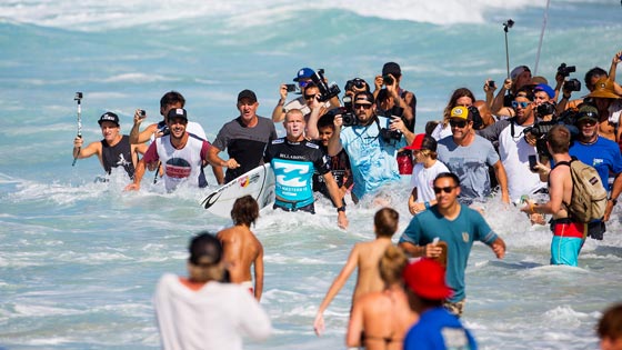 يالفيديو.. بطل العالم في ركوب الامواج يصارع قرشا بالبث المباشر صورة رقم 11