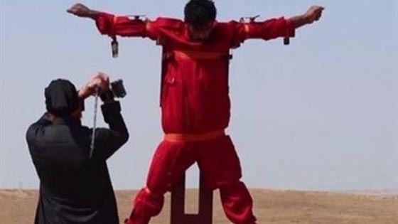 داعش يصلب ليبيين قبل اعدامهم في سرت صورة رقم 1