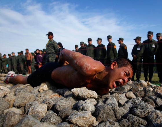 بالصور.. أقسى التدريبات العسكرية التي يخضع لها جنود النخبة صورة رقم 4