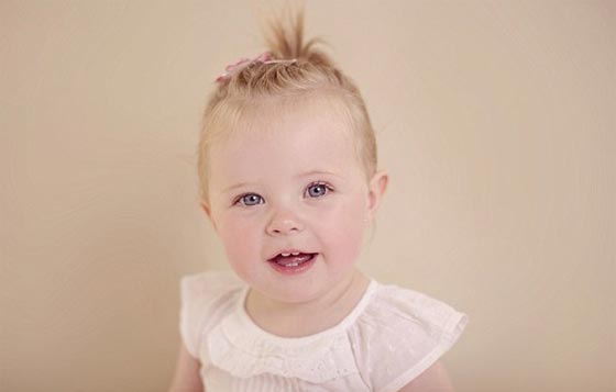 صور ملكة جمال الاطفال نانسي ذات الضحكة الأخاذة بدون اسنان والعينين الساحرتين صورة رقم 8