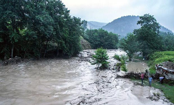  بالفيديو.. لحظة انهيار بنايات بالكامل في فيضانات بشمال ايران صورة رقم 8