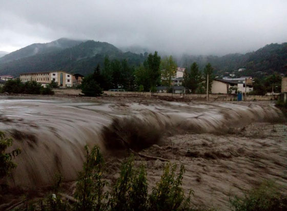  بالفيديو.. لحظة انهيار بنايات بالكامل في فيضانات بشمال ايران صورة رقم 9