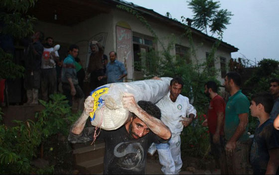  بالفيديو.. لحظة انهيار بنايات بالكامل في فيضانات بشمال ايران صورة رقم 11