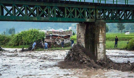  بالفيديو.. لحظة انهيار بنايات بالكامل في فيضانات بشمال ايران صورة رقم 15