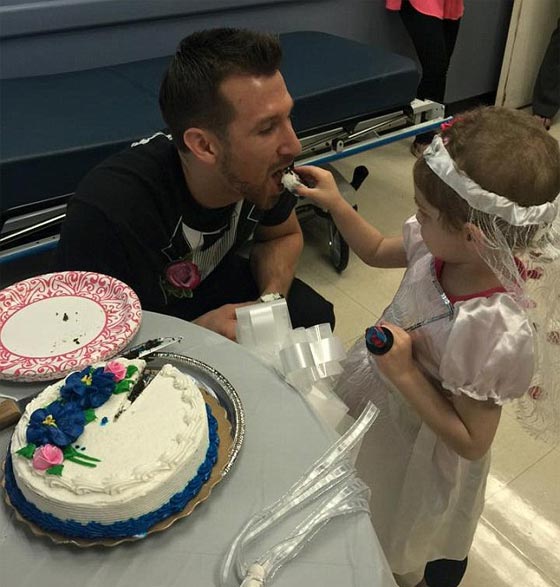 طفلة (4 سنوات) تتزوج من الممرض الذي يعالجها من السرطان صورة رقم 2