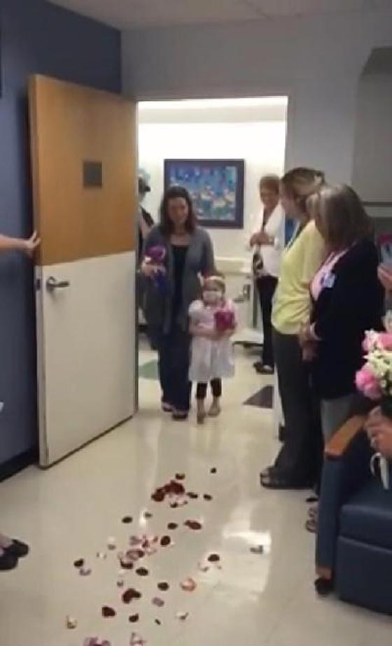 طفلة (4 سنوات) تتزوج من الممرض الذي يعالجها من السرطان صورة رقم 9