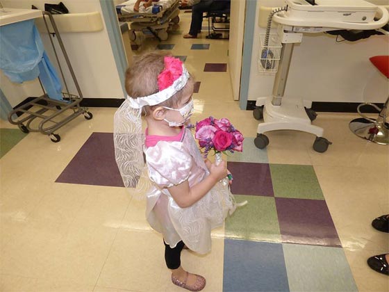 طفلة (4 سنوات) تتزوج من الممرض الذي يعالجها من السرطان صورة رقم 8