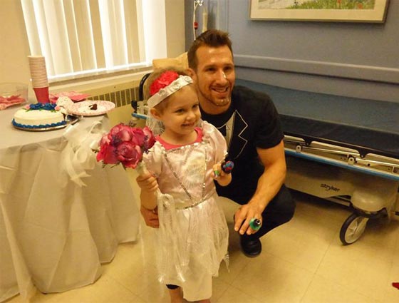 طفلة (4 سنوات) تتزوج من الممرض الذي يعالجها من السرطان صورة رقم 6