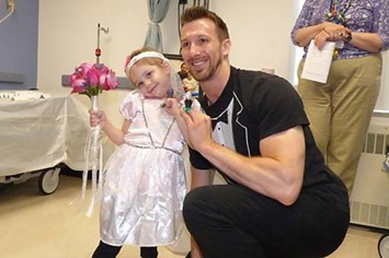 طفلة (4 سنوات) تتزوج من الممرض الذي يعالجها من السرطان صورة رقم 5