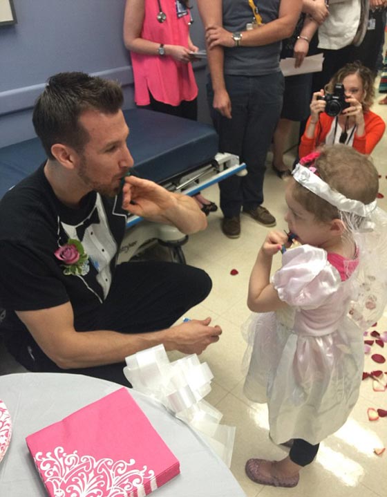 طفلة (4 سنوات) تتزوج من الممرض الذي يعالجها من السرطان صورة رقم 4