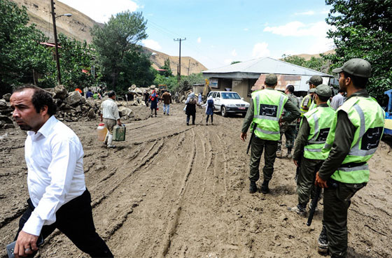  بالفيديو.. لحظة انهيار بنايات بالكامل في فيضانات بشمال ايران صورة رقم 1