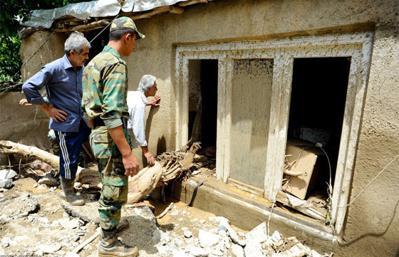  بالفيديو.. لحظة انهيار بنايات بالكامل في فيضانات بشمال ايران صورة رقم 3