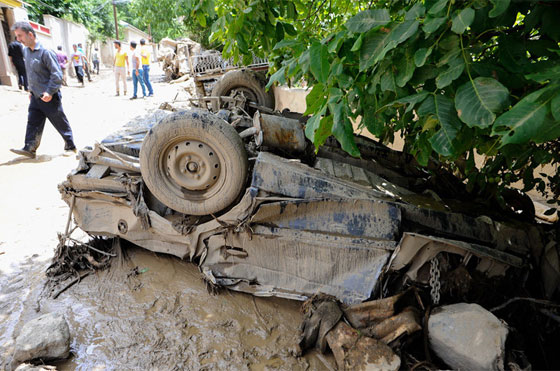  بالفيديو.. لحظة انهيار بنايات بالكامل في فيضانات بشمال ايران صورة رقم 6