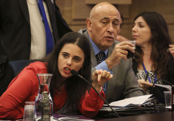 وزيرة قضاء اسرائيل تحاول كسب ود المستوطنين على طريقتها الخاصة جدا جدا صورة رقم 1 وزيرة قضاء اسرائيل تحاول كسب ود المستوطنين على طريقتها الخاصة جدا جدا صورة رقم 1