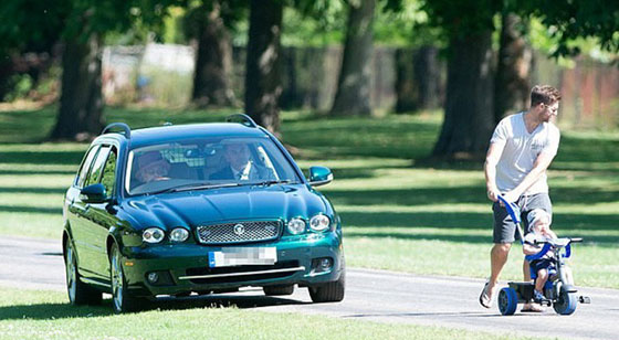 مشهد يعبر عن براعة الملكة البريطانية في قيادتها للسيارة.. شاهده صورة رقم 1