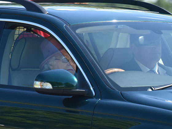 مشهد يعبر عن براعة الملكة البريطانية في قيادتها للسيارة.. شاهده صورة رقم 2