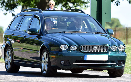 مشهد يعبر عن براعة الملكة البريطانية في قيادتها للسيارة.. شاهده صورة رقم 3