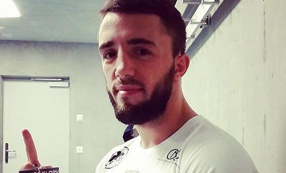 الدواعش يفتكون ببطل عالمي في الملاكمة بعد محاولته الافلات من قبضتهم صورة رقم 4 الدواعش يفتكون ببطل عالمي في الملاكمة بعد محاولته الافلات من قبضتهم صورة رقم 4