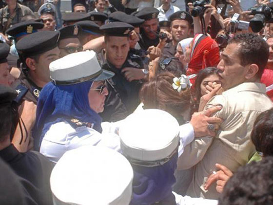 قاهرة المتحرشين القاهريين تدافع عن بنات البلد بالكراتيه وبالقلم على الوش صورة رقم 3