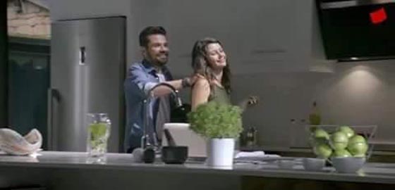 النجمة بيرين سات في اعلان مع زوجها كينان دوغلو يعكس حياتهما الواقعية صورة رقم 3