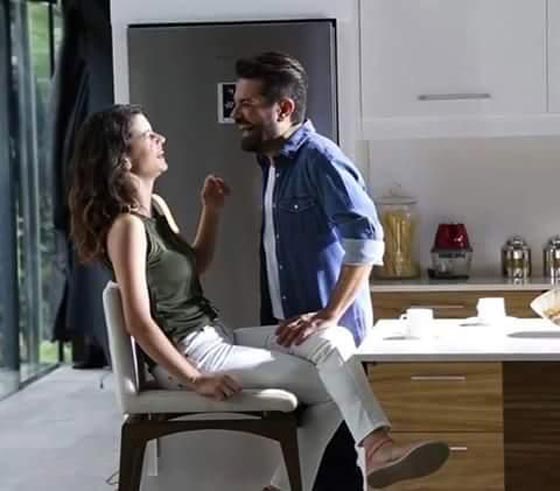 النجمة بيرين سات في اعلان مع زوجها كينان دوغلو يعكس حياتهما الواقعية صورة رقم 6