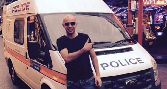 شاهد كيف استفز شاب بريطاني الشرطة بعد ان أفرجت عنه بالخطأ صورة رقم 1 شاهد كيف استفز شاب بريطاني الشرطة بعد ان أفرجت عنه بالخطأ صورة رقم 1