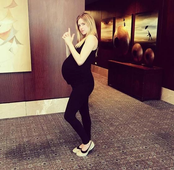 النجمة التركية كارولين تضع توأميها ذكرا وانثى بعدما بشّرت بذكرين صورة رقم 2