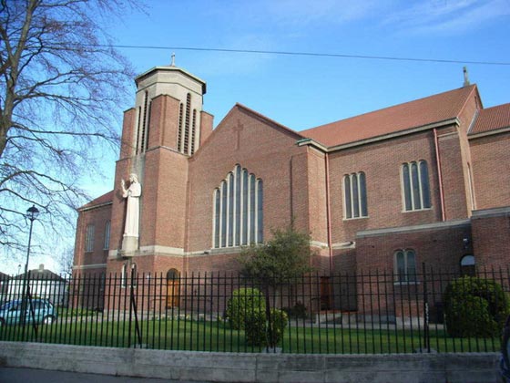 نحو اسلمة المانيا.. تحويل كنيسة الى مسجد يثير غضب الألمان صورة رقم 2