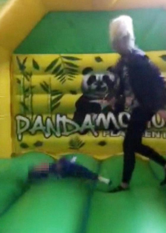 الشرطة تحقق مع ام صورت ابنها المريض داخل الغسالة صورة رقم 4 الشرطة تحقق مع ام صورت ابنها المريض داخل الغسالة صورة رقم 4