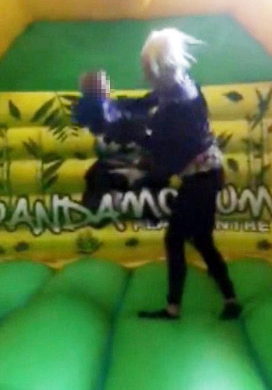  الشرطة تحقق مع ام صورت ابنها المريض داخل الغسالة صورة رقم 3