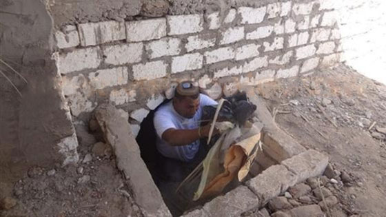 مسؤول مصري يفتح قبر والديه وينام بجانبهما للعبرة والعظة صورة رقم 1 مسؤول مصري يفتح قبر والديه وينام بجانبهما للعبرة والعظة صورة رقم 1
