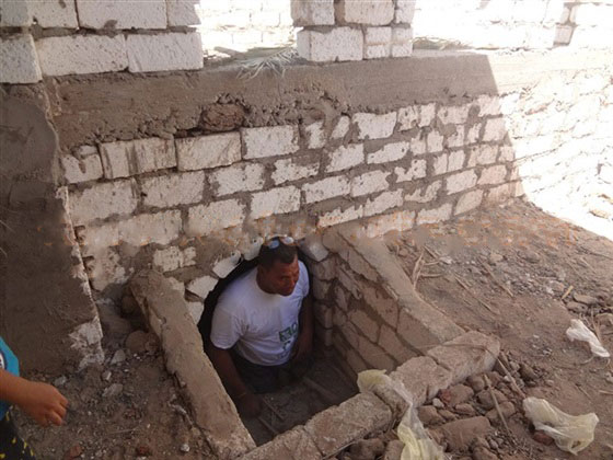 مسؤول مصري يفتح قبر والديه وينام بجانبهما للعبرة والعظة صورة رقم 3 مسؤول مصري يفتح قبر والديه وينام بجانبهما للعبرة والعظة صورة رقم 3