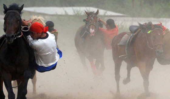 بالصور.. شاهد مهارات محاربي قيرغيزستان في ركوب الخيل صورة رقم 5 بالصور.. شاهد مهارات محاربي قيرغيزستان في ركوب الخيل صورة رقم 5