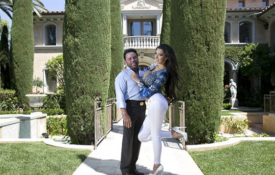 طيار كويتي يصطحب ممثلة اباحية ويطلب منها كشف جسدها بقمرة القيادة صورة رقم 6 طيار كويتي يصطحب ممثلة اباحية ويطلب منها كشف جسدها بقمرة القيادة صورة رقم 6