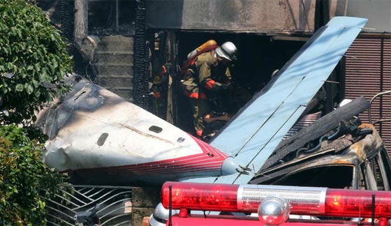 من طوكيو بالصور.. شاهد ما احدثه تحطم طائرة سياحية من دمار في حي سكني صورة رقم 3 من طوكيو بالصور.. شاهد ما احدثه تحطم طائرة سياحية من دمار في حي سكني صورة رقم 3