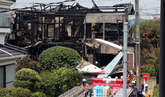 من طوكيو بالصور.. شاهد ما احدثه تحطم طائرة سياحية من دمار في حي سكني صورة رقم 4 من طوكيو بالصور.. شاهد ما احدثه تحطم طائرة سياحية من دمار في حي سكني صورة رقم 4