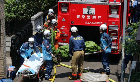 من طوكيو بالصور.. شاهد ما احدثه تحطم طائرة سياحية من دمار في حي سكني صورة رقم 7 من طوكيو بالصور.. شاهد ما احدثه تحطم طائرة سياحية من دمار في حي سكني صورة رقم 7