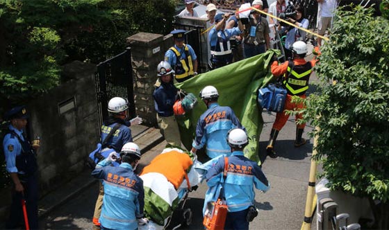 من طوكيو بالصور.. شاهد ما احدثه تحطم طائرة سياحية من دمار في حي سكني صورة رقم 9 من طوكيو بالصور.. شاهد ما احدثه تحطم طائرة سياحية من دمار في حي سكني صورة رقم 9