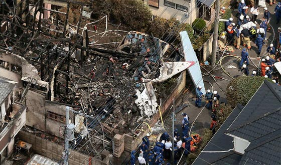 من طوكيو بالصور.. شاهد ما احدثه تحطم طائرة سياحية من دمار في حي سكني صورة رقم 2 من طوكيو بالصور.. شاهد ما احدثه تحطم طائرة سياحية من دمار في حي سكني صورة رقم 2