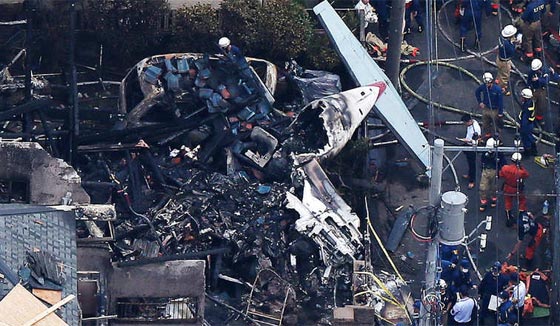 من طوكيو بالصور.. شاهد ما احدثه تحطم طائرة سياحية من دمار في حي سكني صورة رقم 1 من طوكيو بالصور.. شاهد ما احدثه تحطم طائرة سياحية من دمار في حي سكني صورة رقم 1